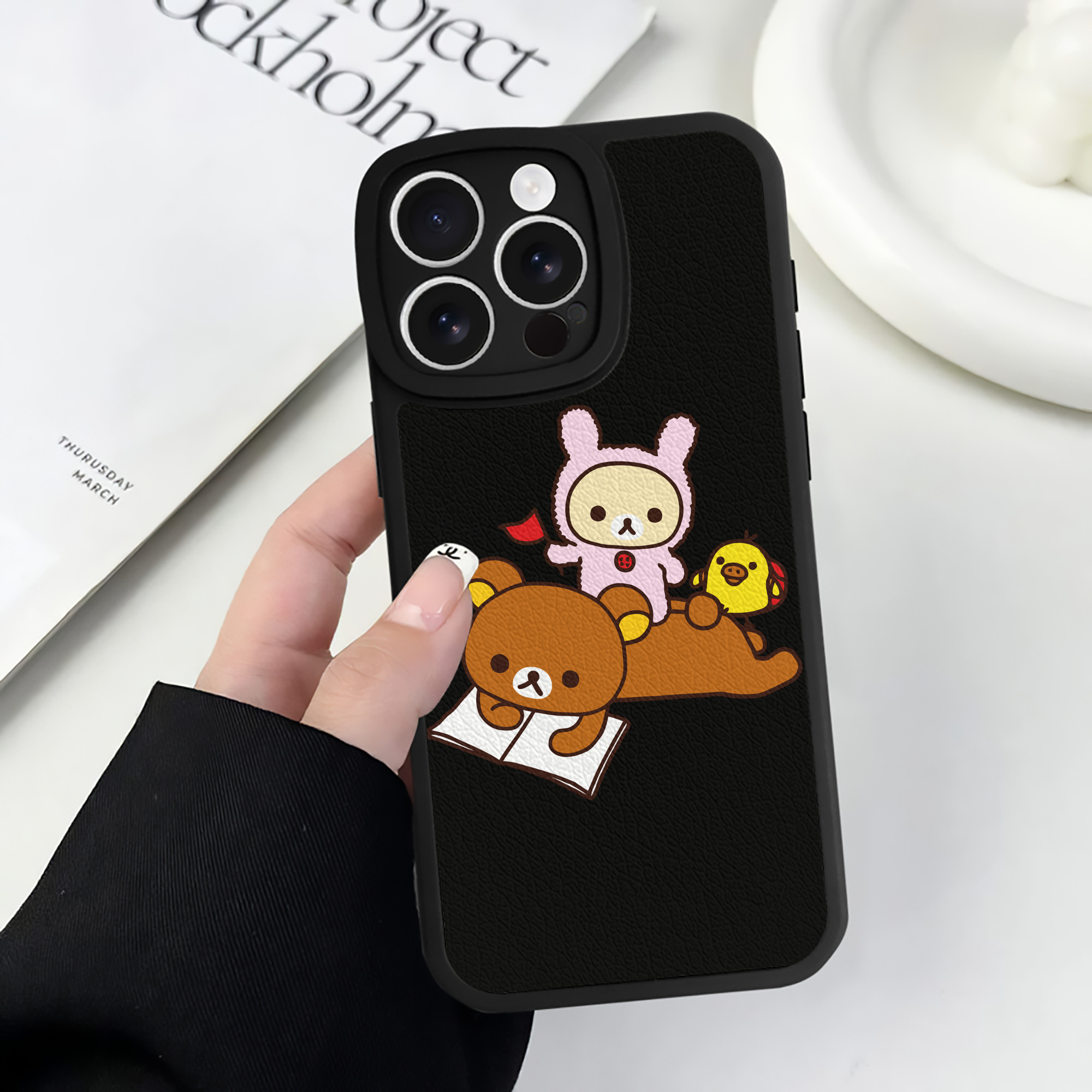 （画像用） リラックマ リラックマ キイロイトリ Rilakkuma Korilakkuma Kiiroitori 【iPhone 16シリーズ対応】シリコンスマホケース（レザー調） 材質：シリコン